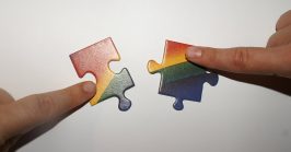 zwei Puzzle-Teile passen